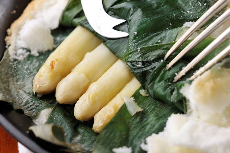 ホワイトアスパラの塩釜焼き