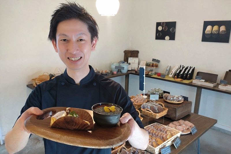 洋菓子専門店一糸の店内と商品のスイーツを紹介するパティシエの堀貴志さん