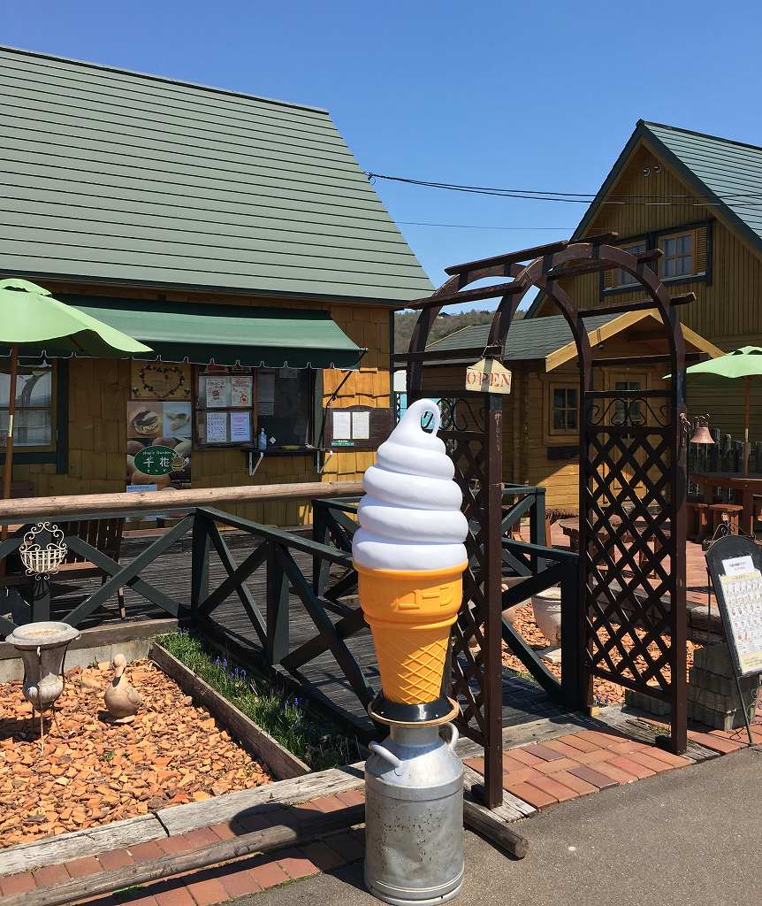 可愛い建物とオープンテラスが目印の「Ｓｈｏｐ’ｓ　Ｇａｒｄｅｎ　千花」の外観