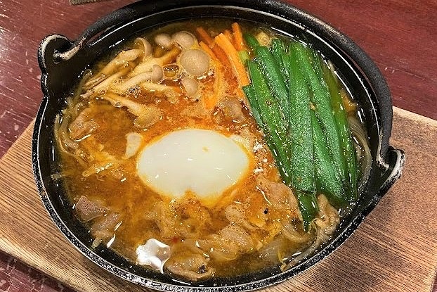 深鍋でタレと肉、野菜を一緒に煮込むという名寄式ジンギスカン