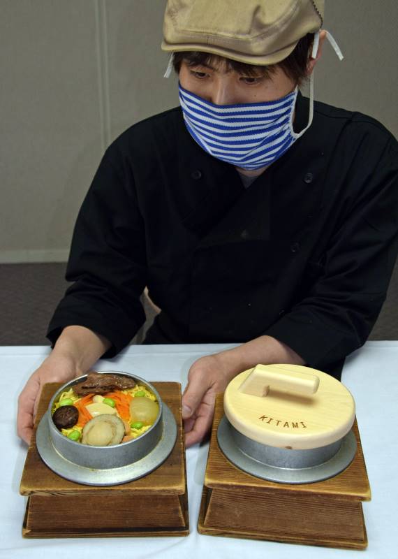 釜をカーリングのストーンに見立てた釜飯