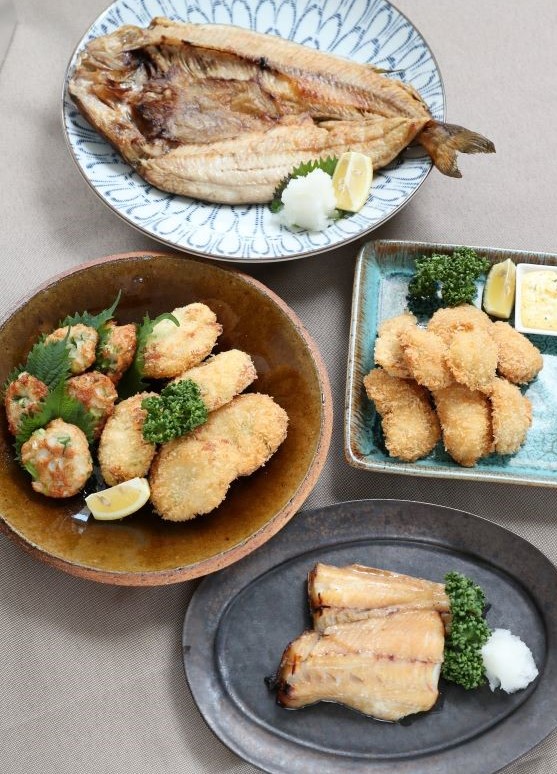 ホッケ料理の数々。上から時計回りに、ホッケの開き、フライ、みそ漬け、すり身のフライと素揚げ