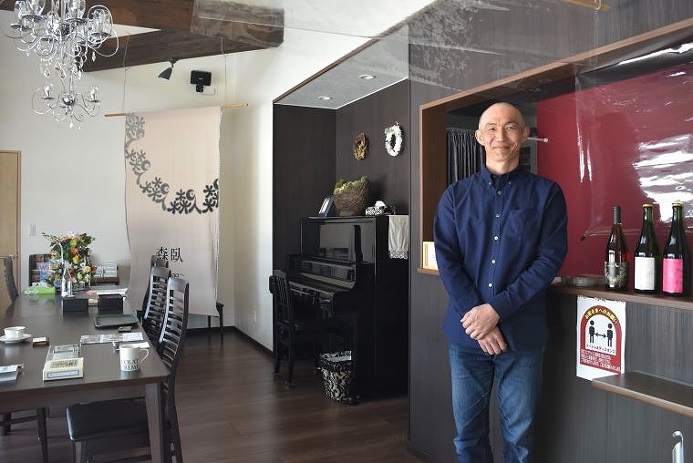 誠実な人柄がにじみ出る「森臥」の竹部裕二さんと「森臥」の店内