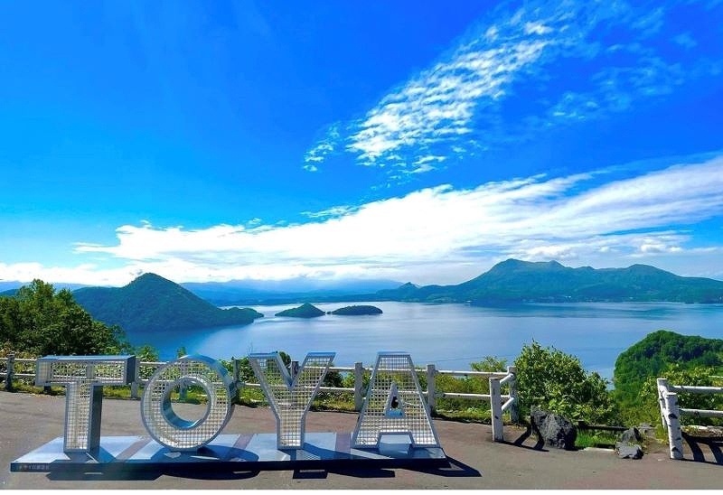 洞爺湖が一望できるサイロ展望台に設けられた「TOYA」のモニュメント