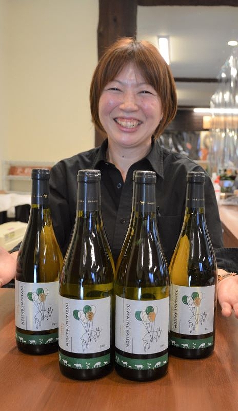 ドメーヌ・レゾンの「中富良野ケルナー2021」と関係者の女性