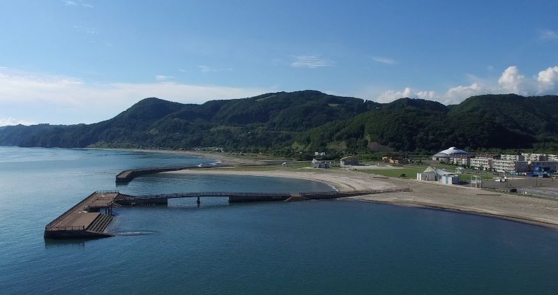 海を堤防で囲った豊浦海浜公園の全景