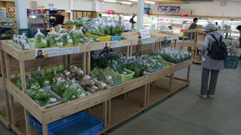 新鮮な地元の野菜や加工品、お土産品などが並ぶ伊達市観光物産館の館内