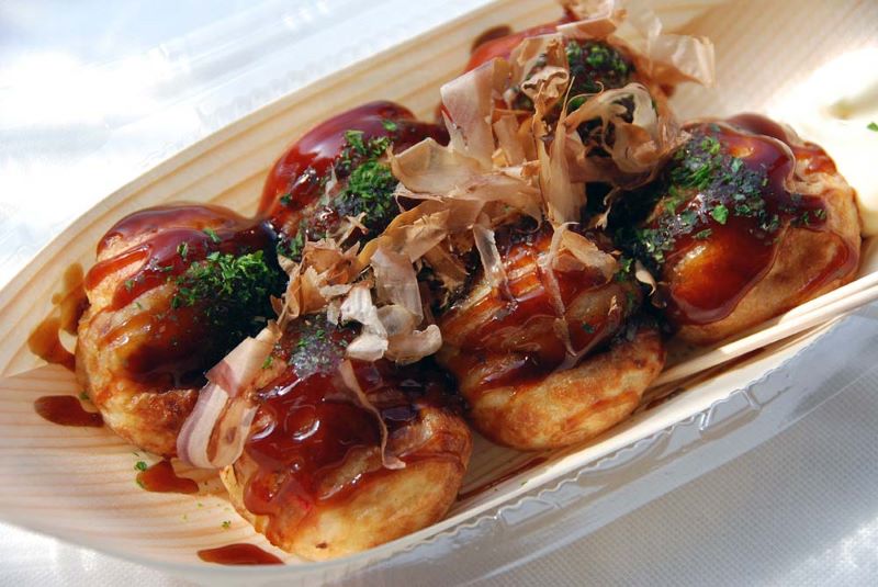 たこ焼きの中身に地元特産の黄金豚を使った「ぶぅ玉焼き」