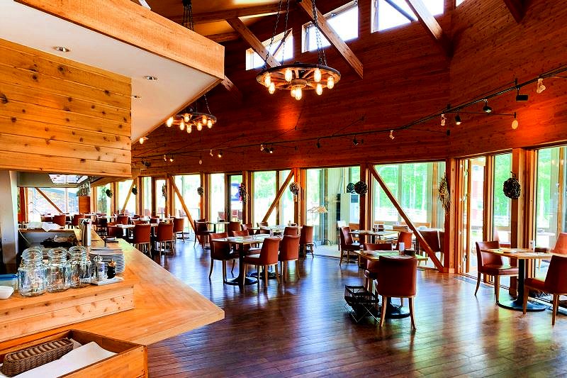 木の温もりが感じられる「La villa LUPICIA」レストランの店内