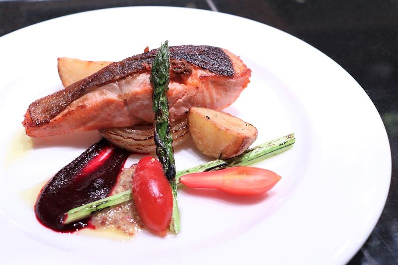 ディナータイムで提供されている「北海道二海サーモンソテー　ヴィネグレットソース」