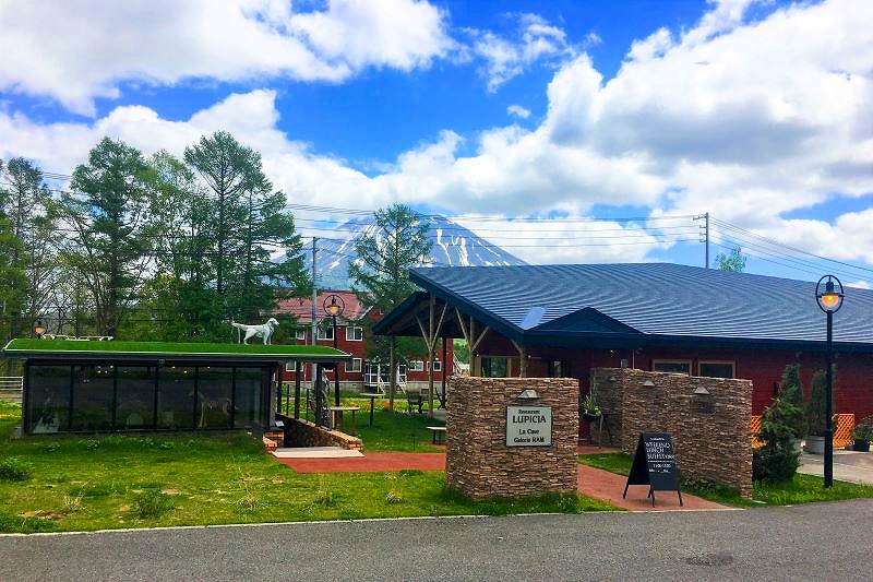 お茶専門店ＬＵＰＩＣＩＡがプロデュースする食の複合施設「La villa LUPICIA」の外観