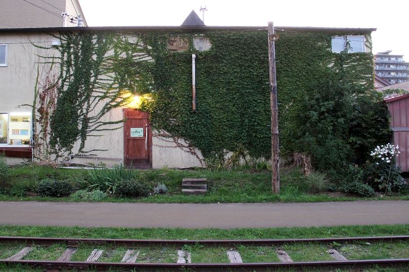 旧手宮線跡地の線路脇にある喫茶「北ぢぞう」の外観