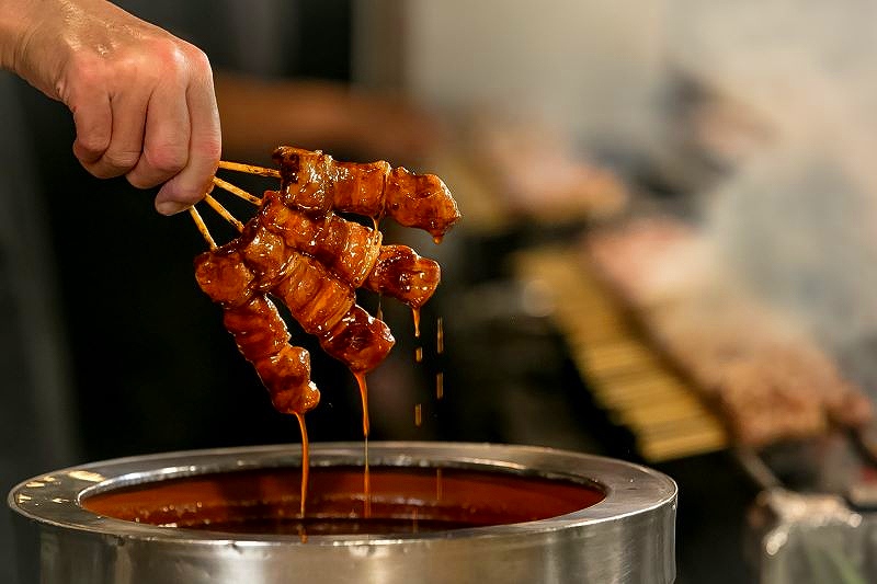 マルシェに出店する「室蘭やきとり」の老舗「やきとりの一平」の調理の様子