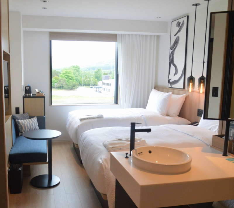 洗面台がユニークな場所にある「フェアフィールド・バイ・マリオット北海道南富良野」のツインルーム。