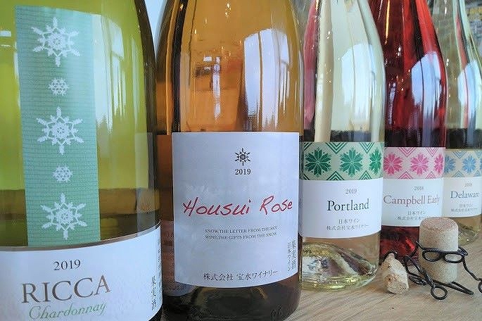 宝水ワイナリーのワインボトル。すべてのラベルに「雪」のイメージがあしらわれている