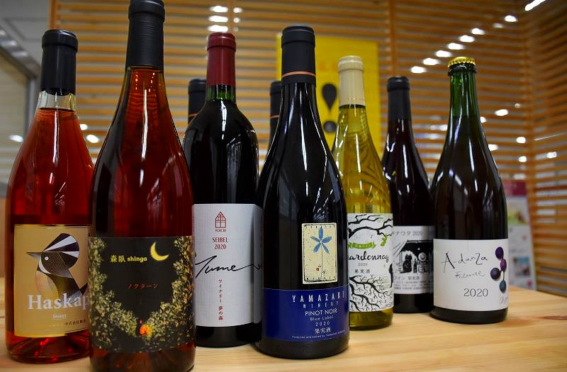 マルシェに出店するワイナリーが提供するワインボトル