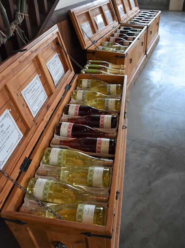 宝水ワイナリー１階の直売所に並ぶワインボトル