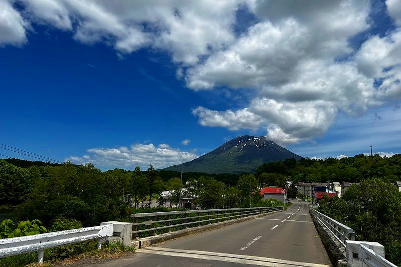 ＪＲニセコ駅の裏手にある芙蓉橋から見る羊蹄山の雄姿