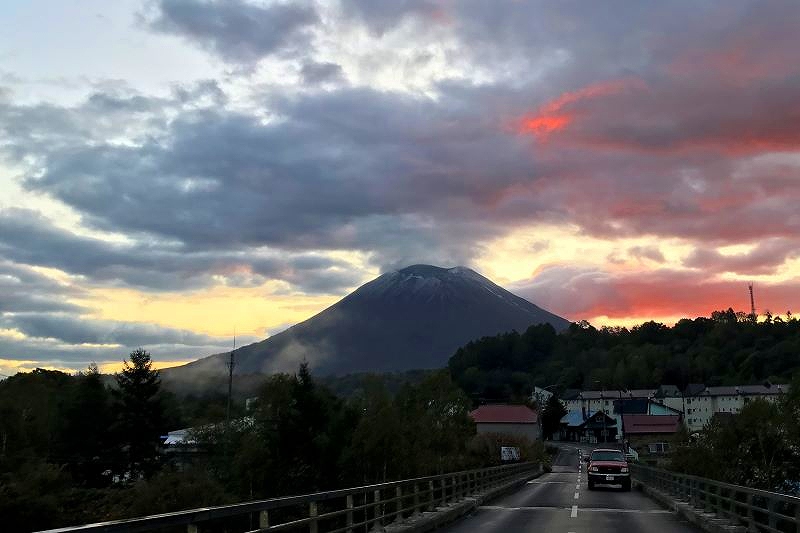 夕日に染まる羊蹄山