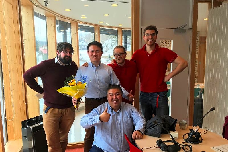 ５人でポーズをとるラジオニセコの出演者たち