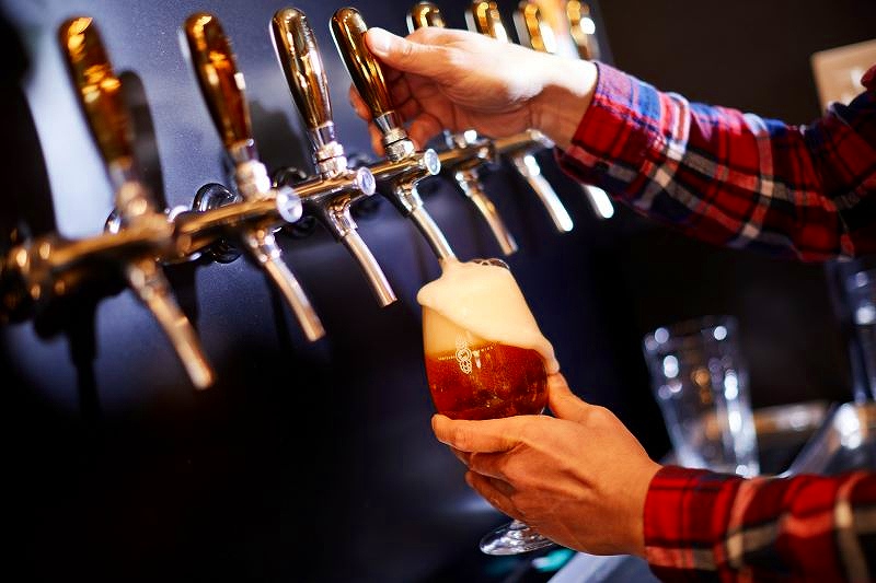 多数参加するクラフトビールのうち札幌の澄川麦酒のビール注ぎの様子
