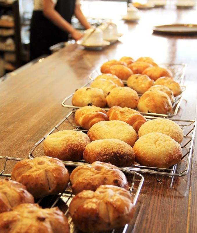 アルチザンのマスター手作りの焼き立てパン