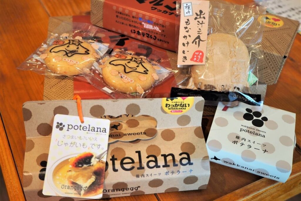 Orangeggが販売している「ポテラーナ」（手前）などのお菓子