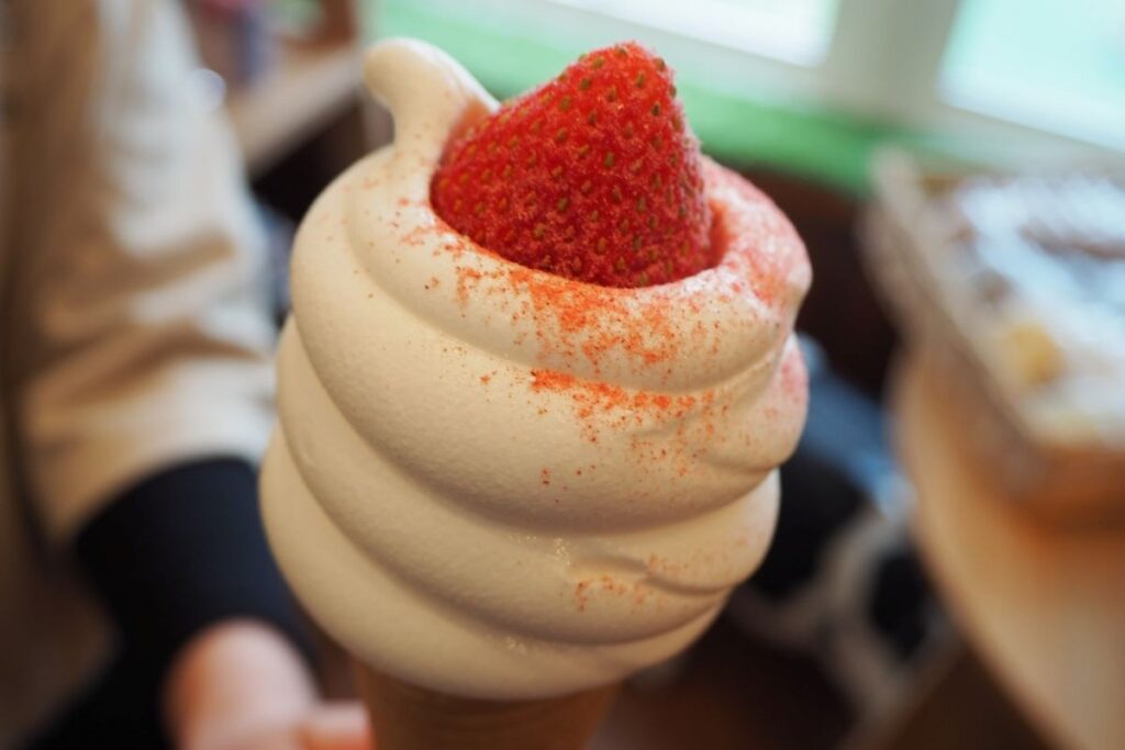 クリームの上にイチゴがトッピングされた、Orangegg若葉台店のソフトクリーム「イチゴソフト」