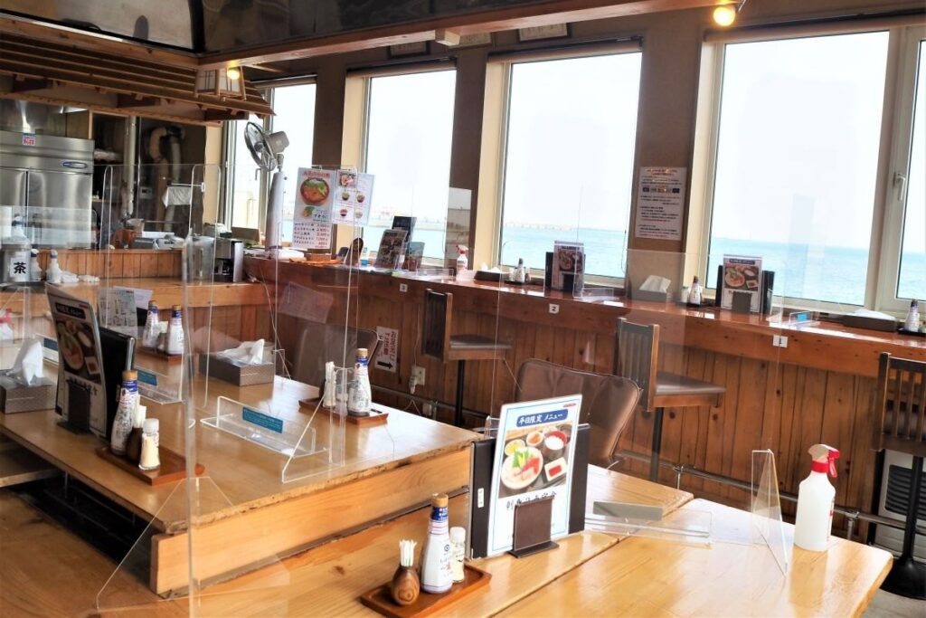 カウンター席では海の眺めも楽しめる、うろこ亭の店内。