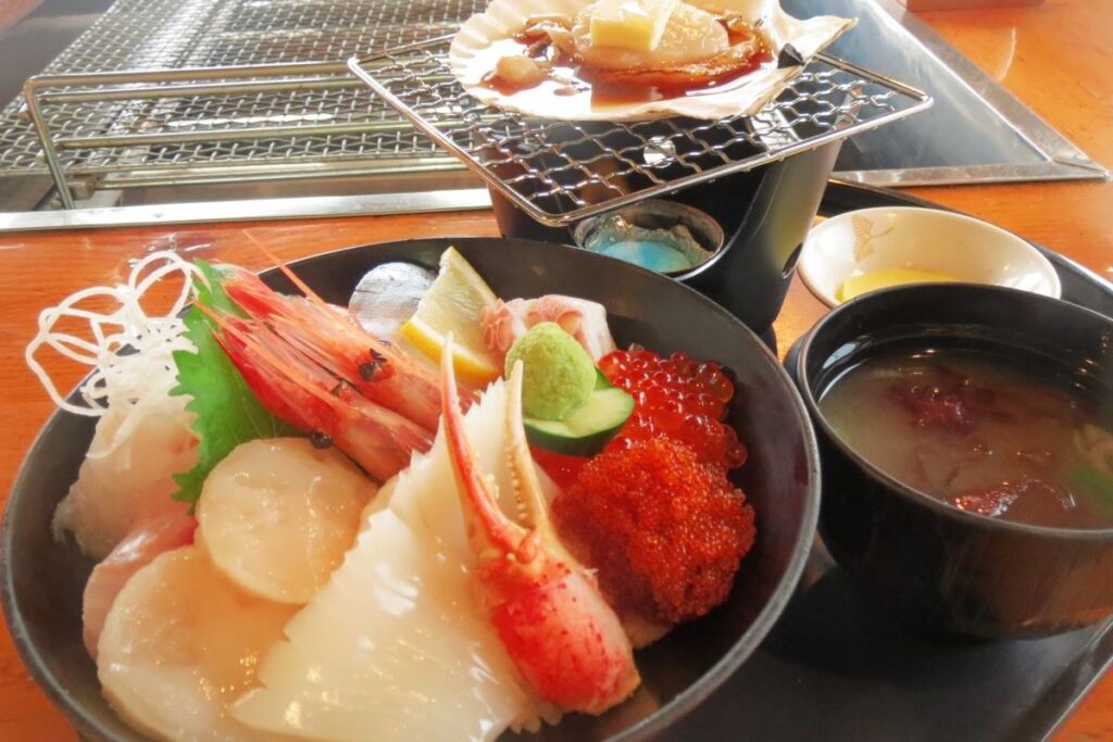 うろこ亭のうろこ市丼とほたて貝焼きセット