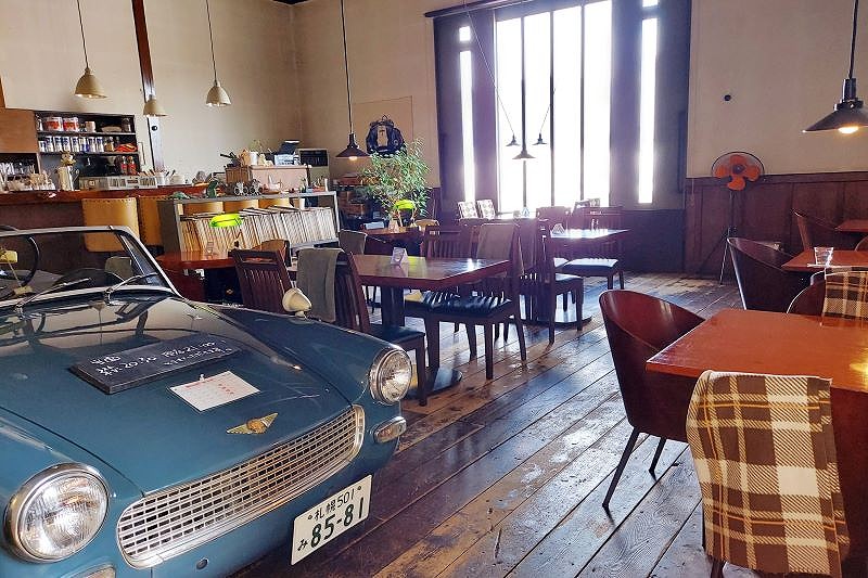 クラシックカーも飾られているＰＲＥＳＳ　ＣＡＦÉの店内