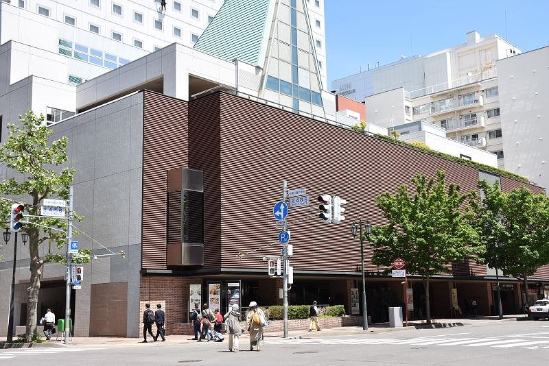 八雲町の特産品「北海道二海サーモンフェア」を開催中のホテルポールスター札幌の外観