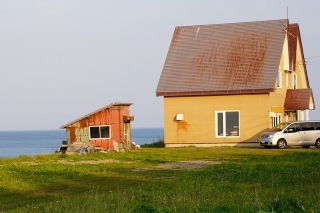 車中泊施設　根室海峡を一望＊標津・亀田さん　国道沿いに開業＊一軒家改修　共用スペースに