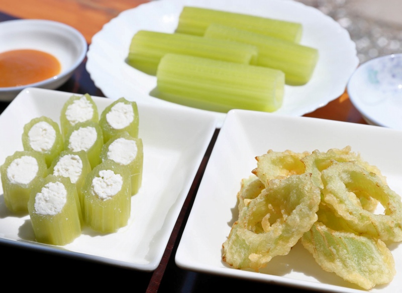 ラワンブキ料理。上から時計回りに、ゆでたラワンブキ、天ぷら、カッテージチーズ詰め