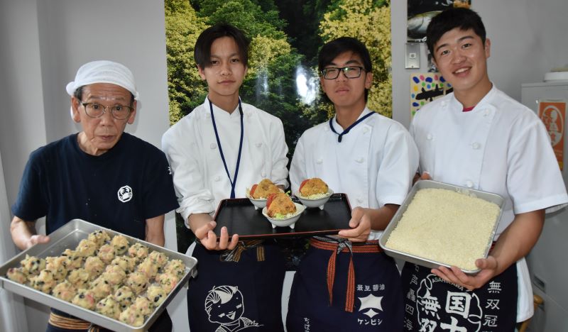 揚げたてのご当地コロッケ「高芦ッケ」や材料を手にする左から佐藤さん、斎藤さん、栗林さん、寺島さん