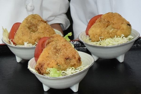 炭鉱コロッケ　マチの名物に＊「東京食堂」佐藤さん、芦別高生と開発＊５具材でヤマをイメージ