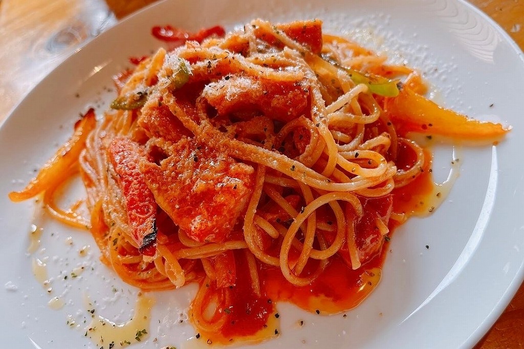 「ＬＯＤＧＥ」の人気メニューのひとつ「たっぷりベーコンナポリタン」