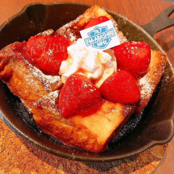 イチゴをトッピングした「イチゴ＆ホイップのフレンチトースト」