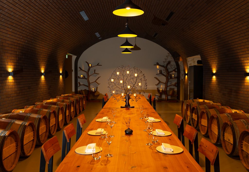 ニキ・ヒルズ・ワイナリーの地下レストラン