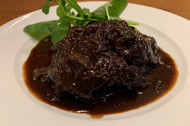 Bistro MIMIで提供されている牛ほほ肉の赤ワイン煮込み