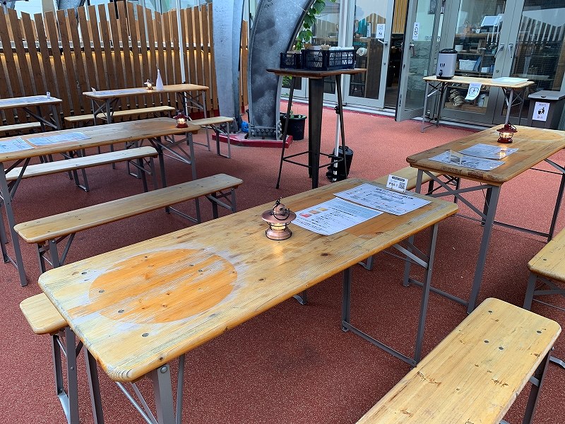 日が暮れるとテーブルにランタンがおかれるというタップルームビアコタンの屋上テラス席