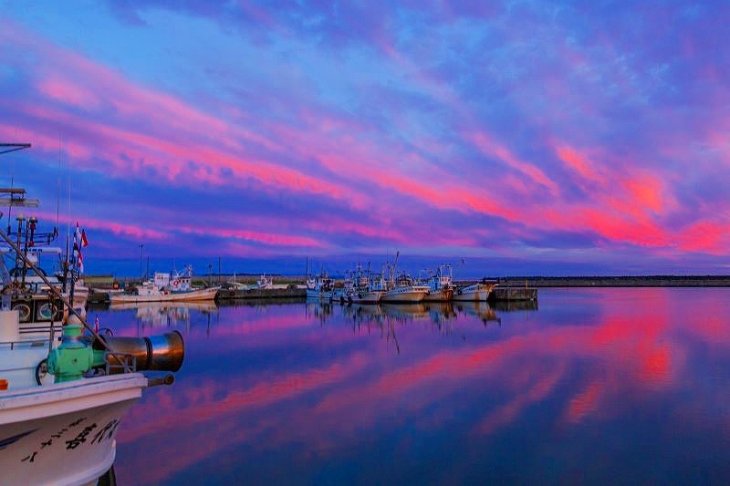 夕日に染まる天塩港