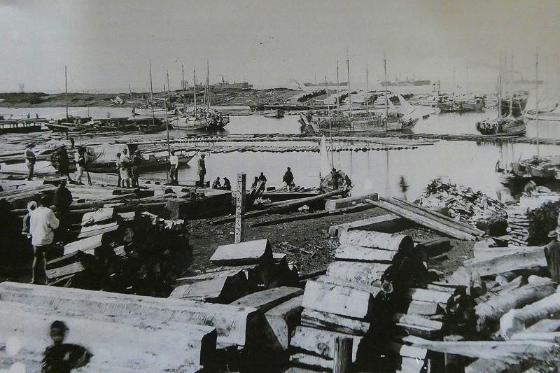 資料写真として残る「大勢の人で活気づく天塩港」