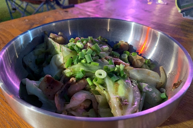 さっぽろ東急百貨店の屋上テラスビアガーデンで提供されている塩ホルモンとキャベツのハイパワー炒め