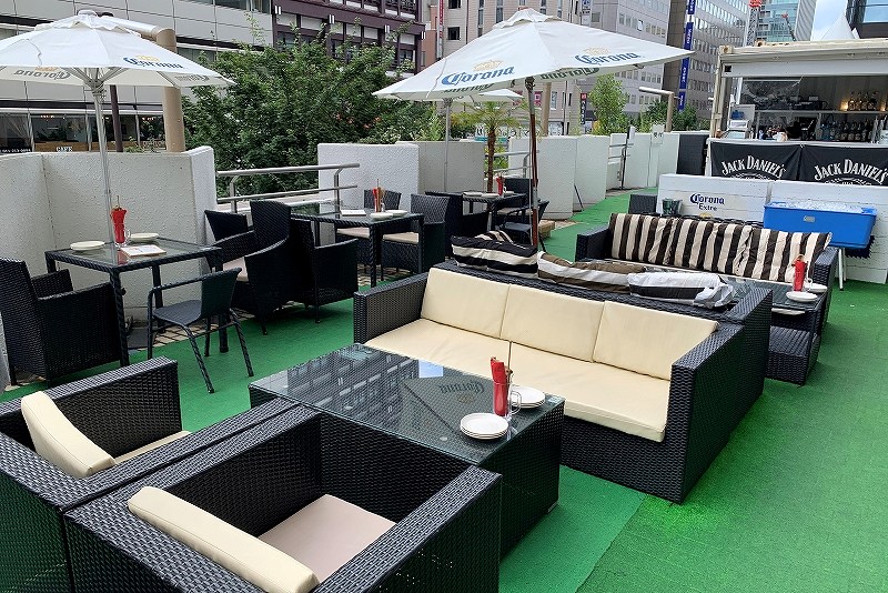 ソファが置かれゆったりとした雰囲気のさっぽろ東急ビアガーデン2階テラス プレミアムリゾートのテラス席