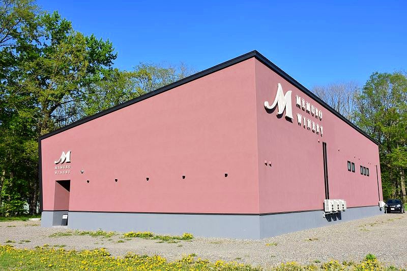 芽室町の町有地の新嵐山スカイパークの一画に開設された「めむろワイナリー」の外観