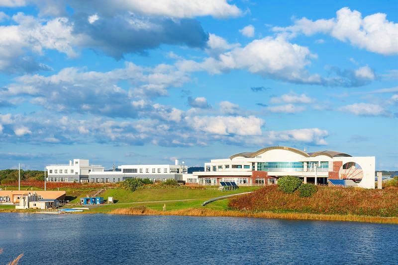 眺望抜群のロケーションに建つ「てしお温泉夕映」