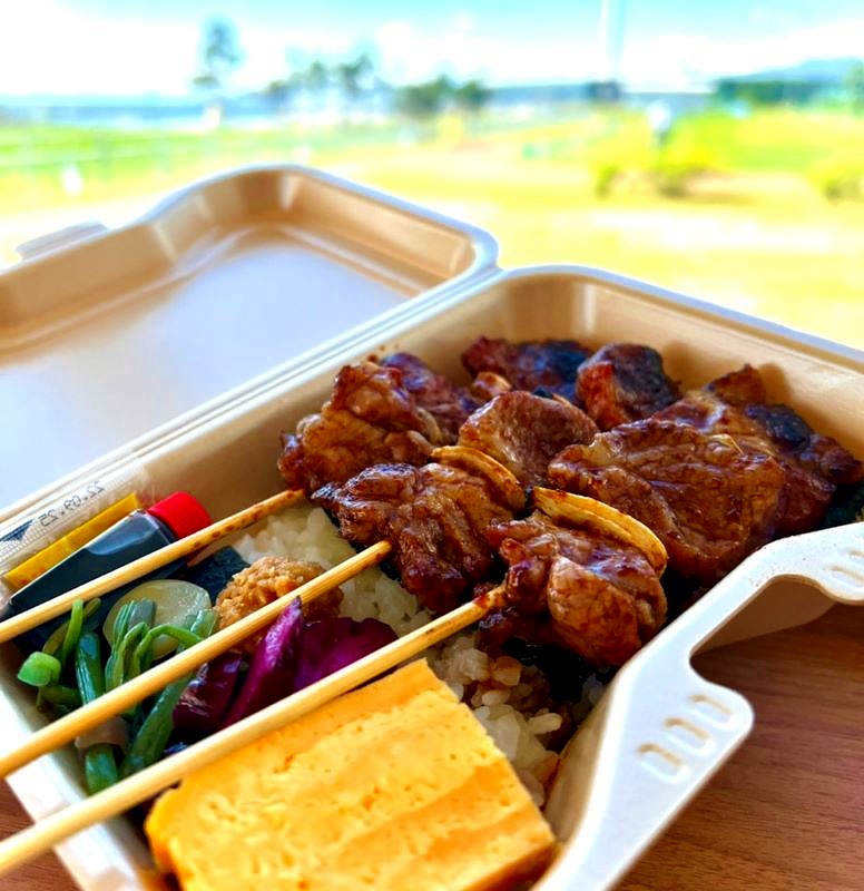 くじら食堂の人気のテイクアウトメニュー「室蘭やきとり弁当」