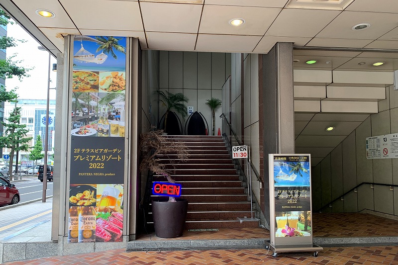 さっぽろ東急ビアガーデン2階テラス プレミアムリゾートへの入り口階段