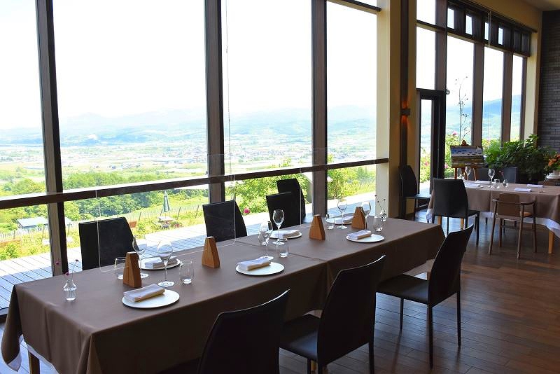 「NIKI Hills Winery」に併設されているレストラン店内の様子